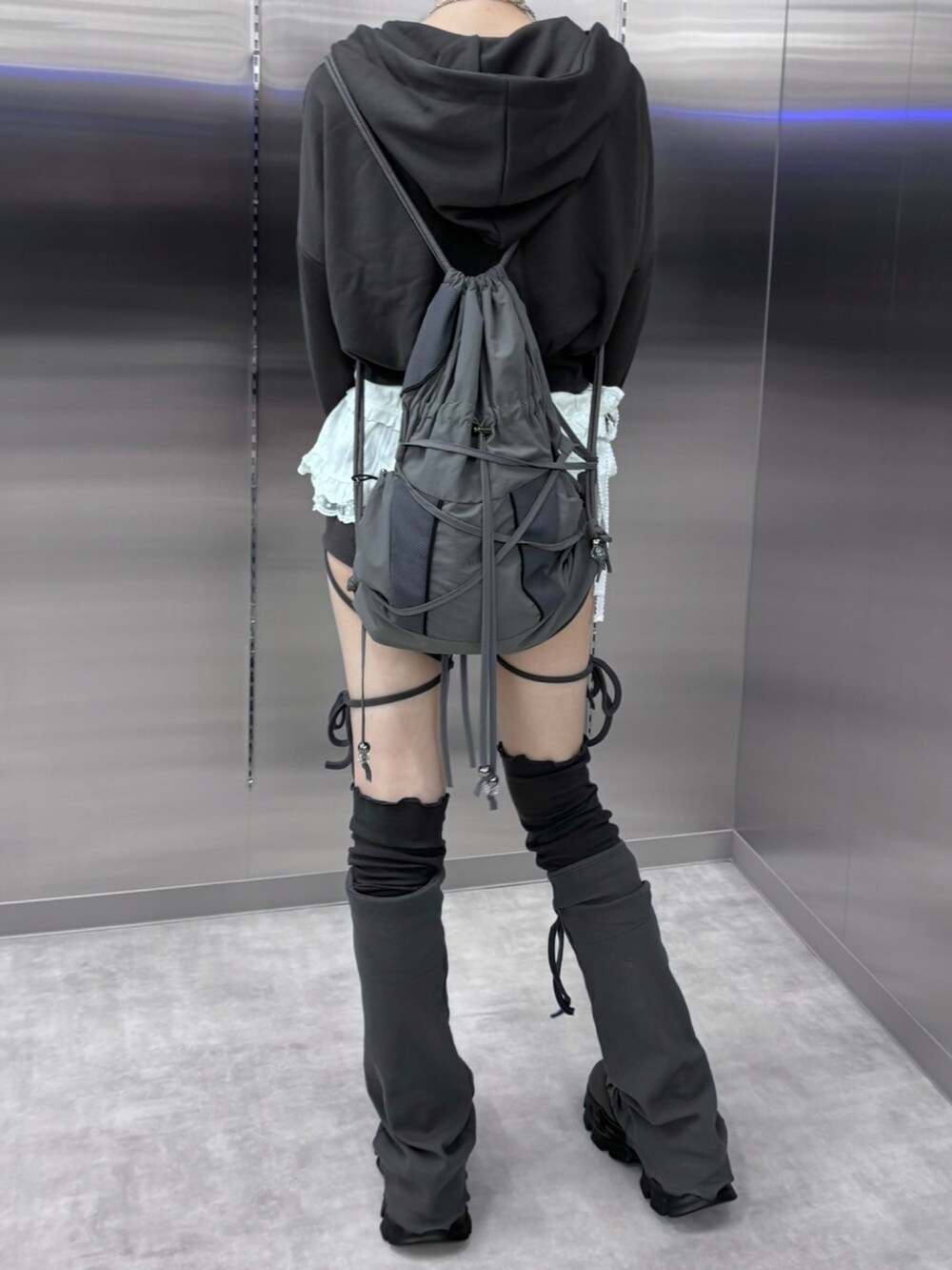 グレー系のバックパック/リュックを着用したレディースの秋コーディネートの4枚目の写真