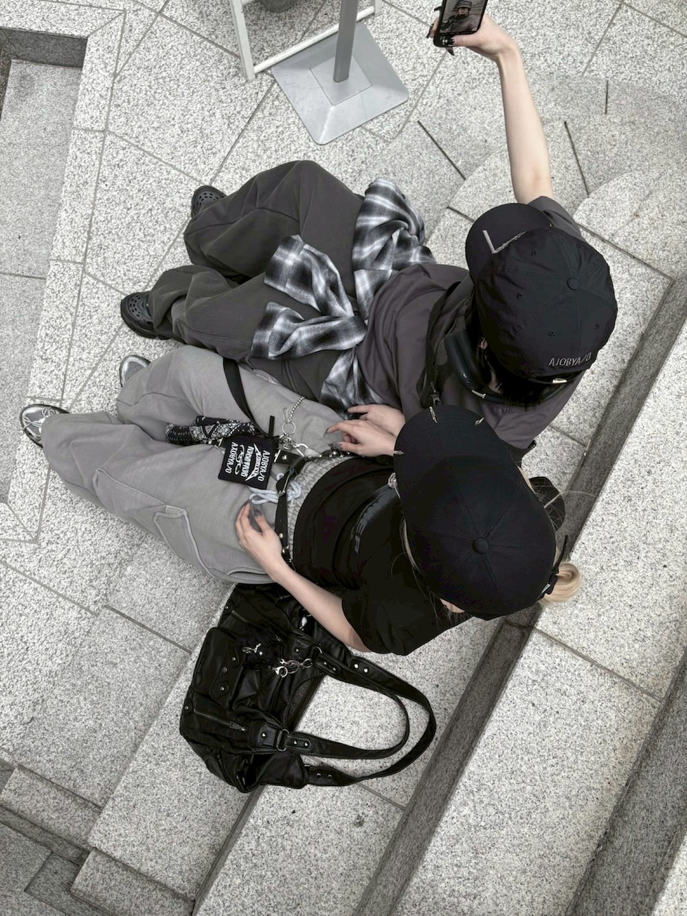 グレー系のスウェットパンツ、グレー系のスウェットパンツを着用したレディースの春コーディネートの4枚目の写真