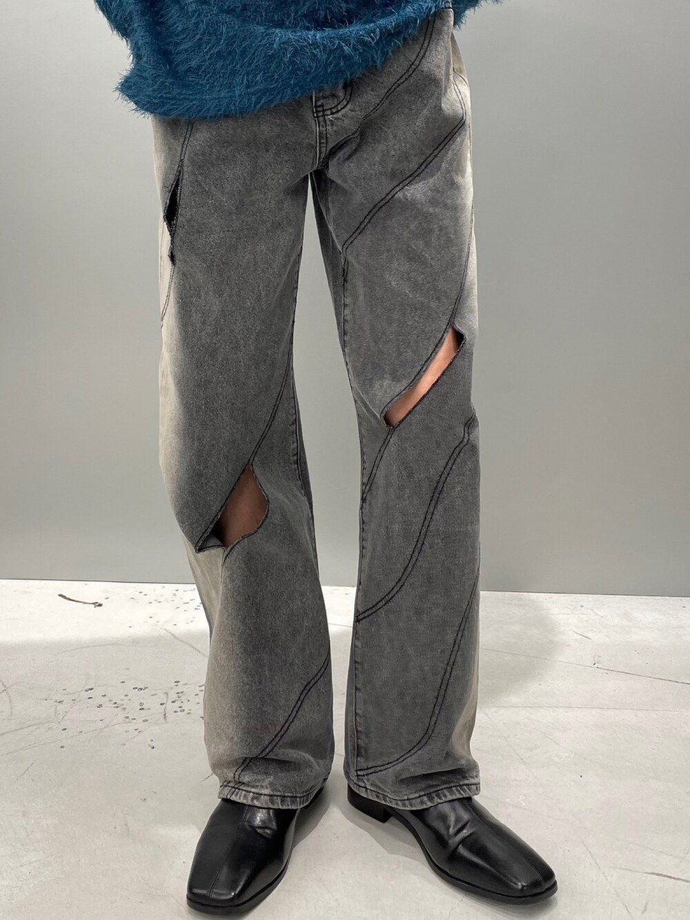 ブラック系のデニムパンツを着用したメンズの秋コーディネートの2枚目の写真