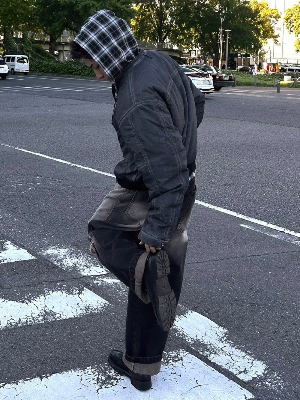 ブラック系のMA-1、ブラック系のシャツ/ブラウス、ブラック系のデニムパンツを着用したメンズの秋コーディネートの2枚目の写真