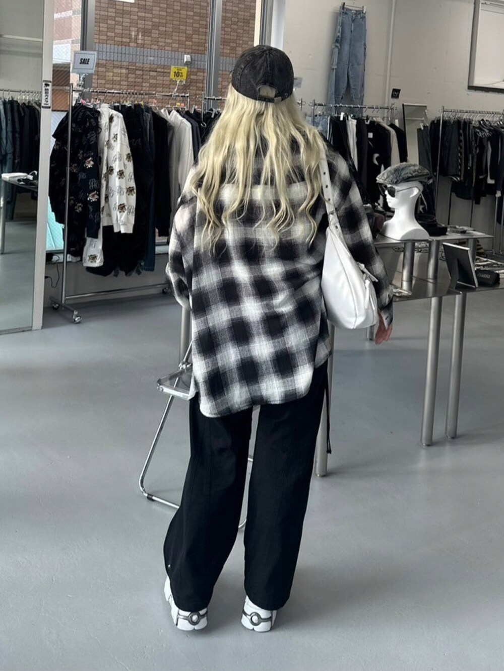 ブラック系のタンクトップ、ブラック系のシャツ/ブラウス、ホワイト系のショルダーバッグを着用したレディースの夏コーディネートの2枚目の写真