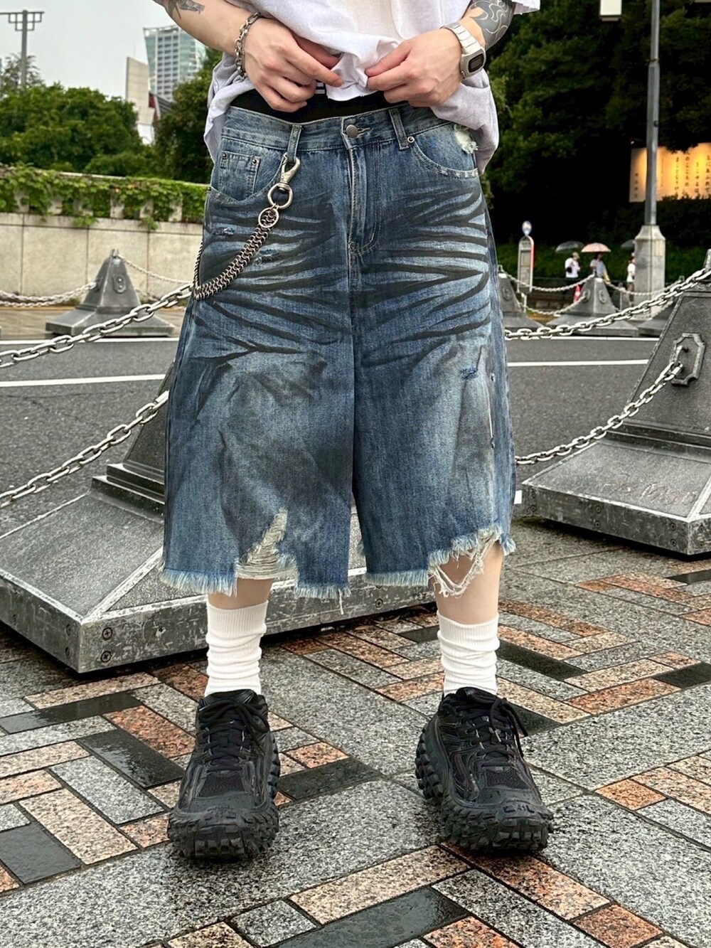 ホワイト系のTシャツ/カットソー、ブルー系のデニムパンツを着用したメンズの秋コーディネートの5枚目の写真