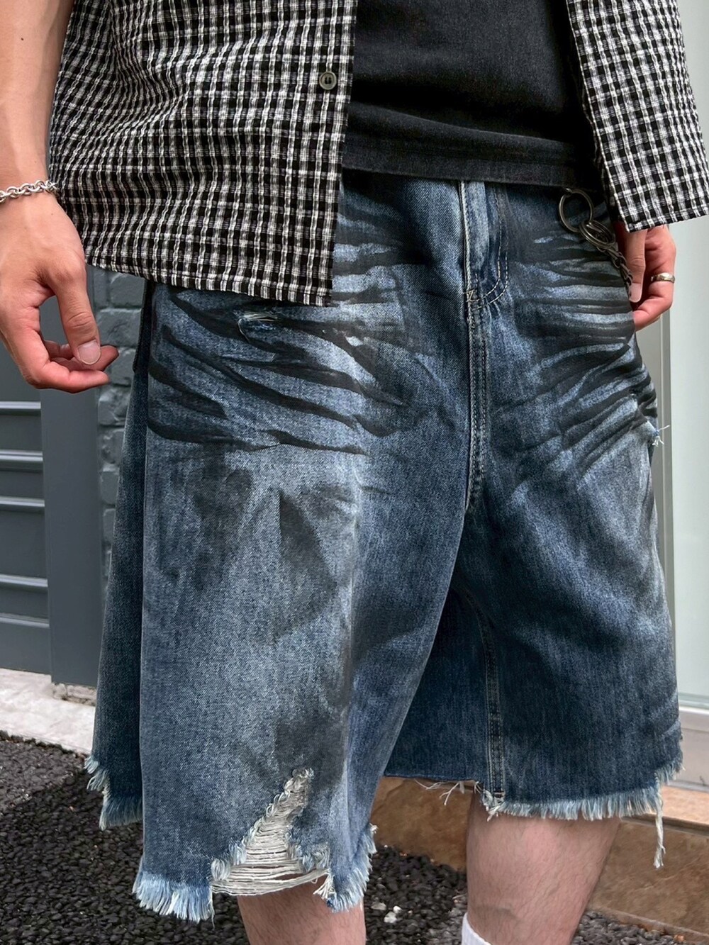 ブラック系のタンクトップ、ブルー系のデニムパンツを着用したメンズの秋コーディネートの5枚目の写真