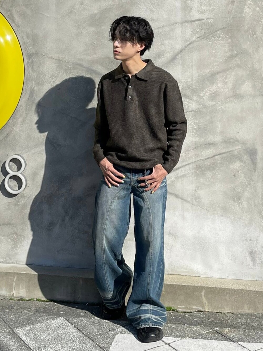 ブラウン系のポロシャツ、ブラウン系のマフラーを着用したメンズの冬コーディネートの2枚目の写真