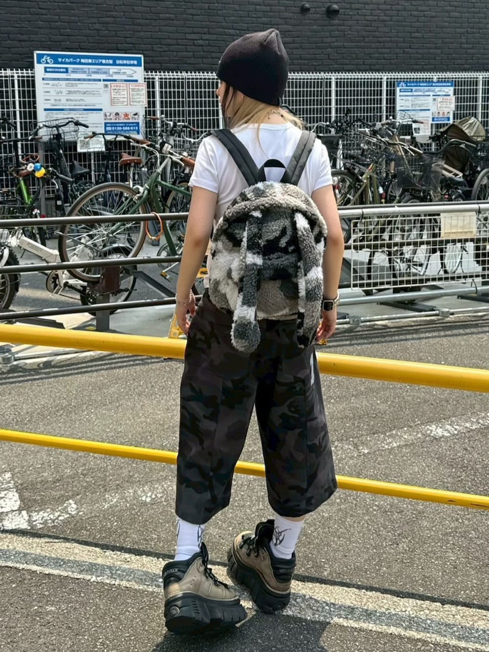 ホワイト系のTシャツ/カットソー、ブラック系のニットキャップ/ビーニー、ホワイト系のネックレスを着用したレディースの夏コーディネートの2枚目の写真