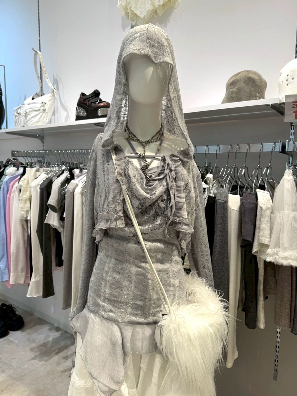 ホワイト系のショルダーバッグを着用したレディースの秋コーディネートの2枚目の写真