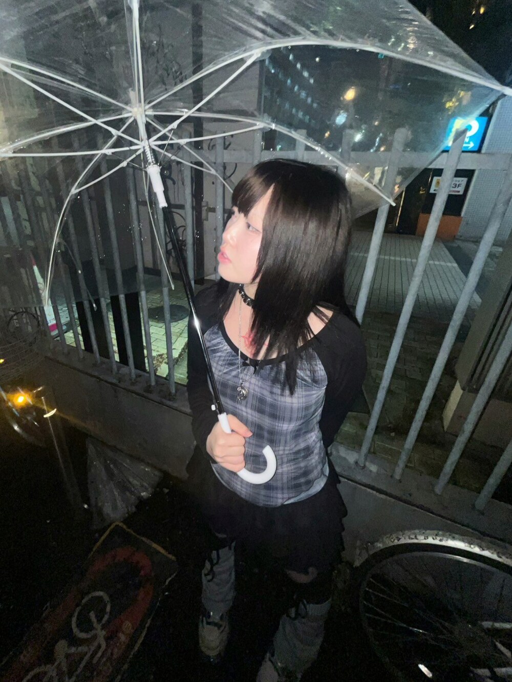 ブラック系のTシャツ/カットソーを着用したレディースの夏コーディネートの3枚目の写真