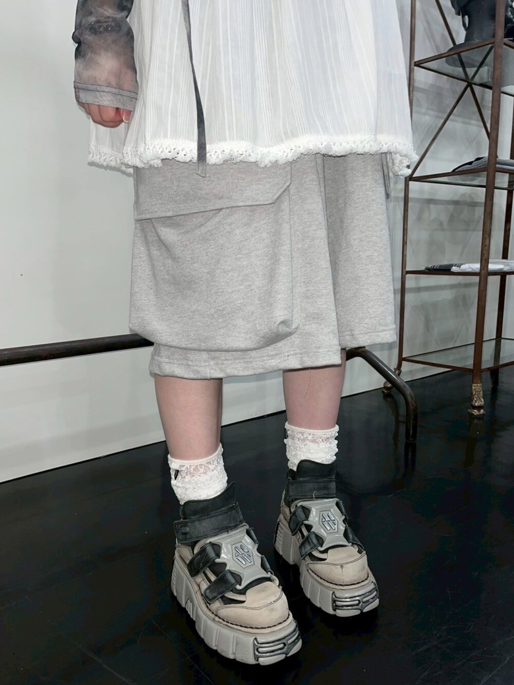 ブラック系のTシャツ/カットソー、ホワイト系のワンピース、ホワイト系のニットキャップ/ビーニーを着用したレディースの夏コーディネートの5枚目の写真