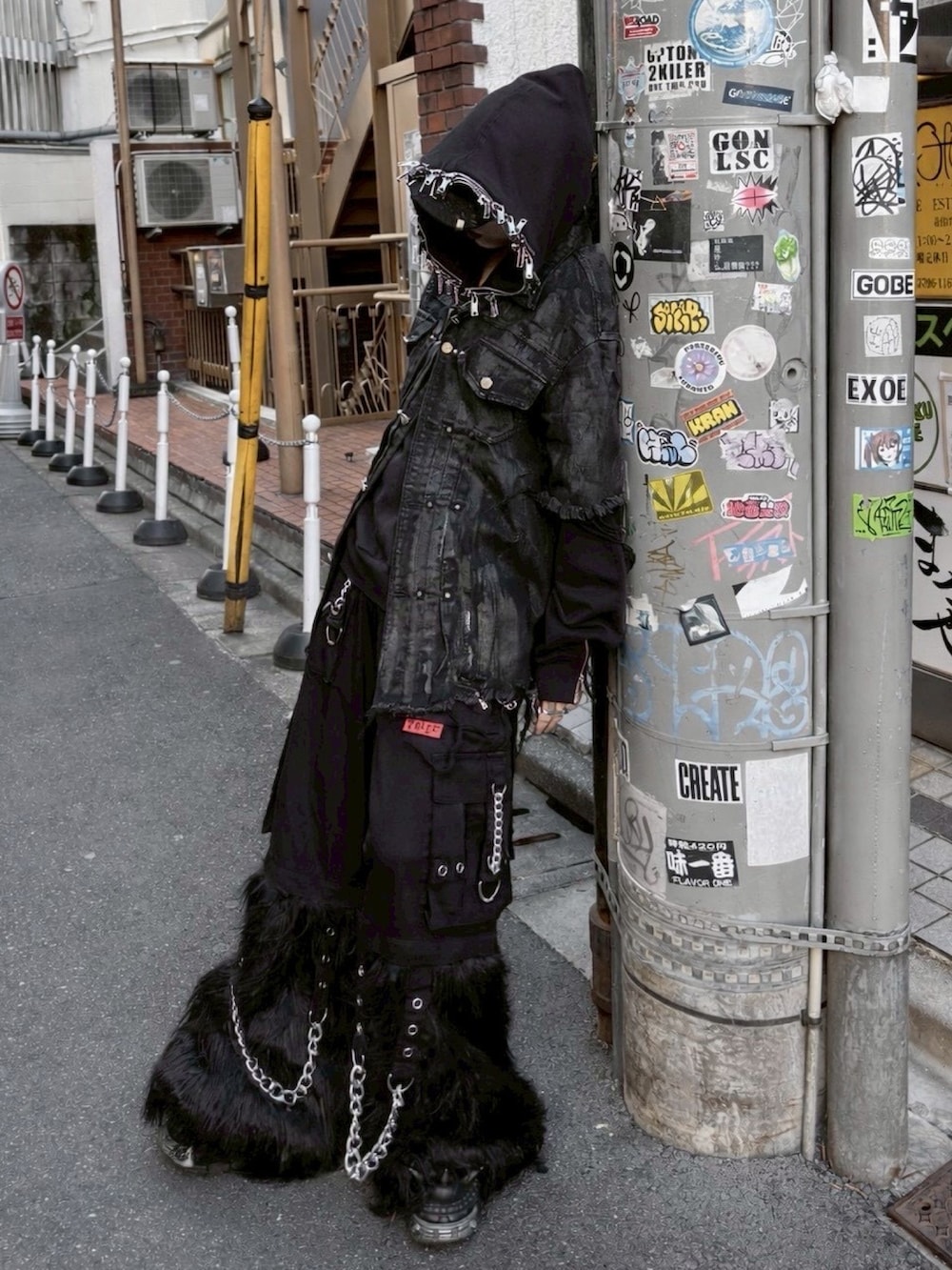 ブラック系のその他パンツを着用したメンズの冬コーディネートの2枚目の写真