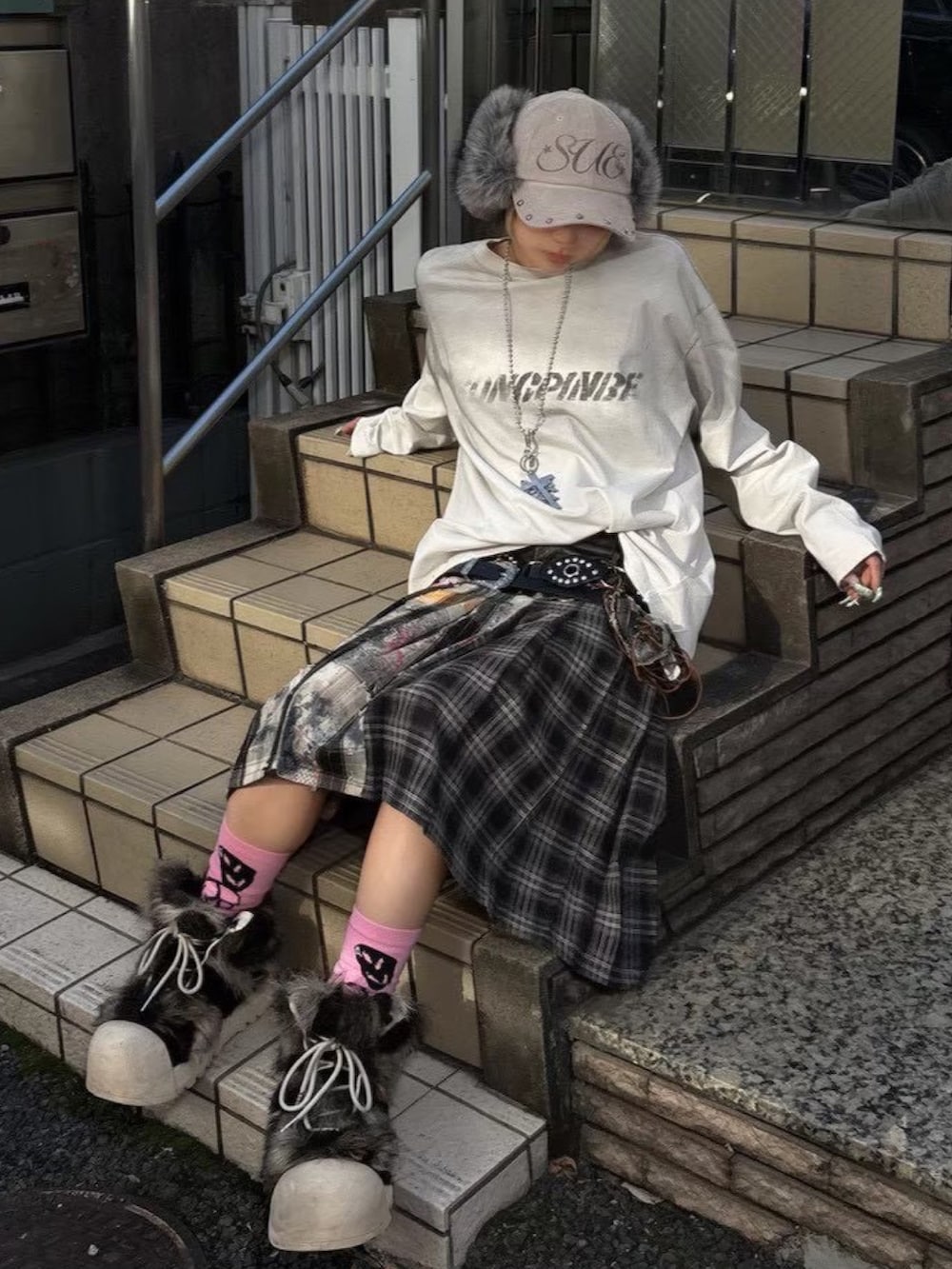 ホワイト系のTシャツ/カットソー、シルバー系のネックレスを着用したレディースの冬コーディネートの3枚目の写真