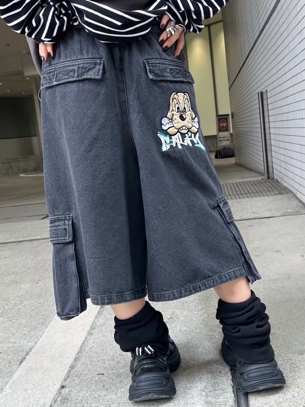 ブラック系のTシャツ/カットソー、ホワイト系のTシャツ/カットソー、ブラック系のデニムパンツを着用したレディースの秋コーディネートの4枚目の写真