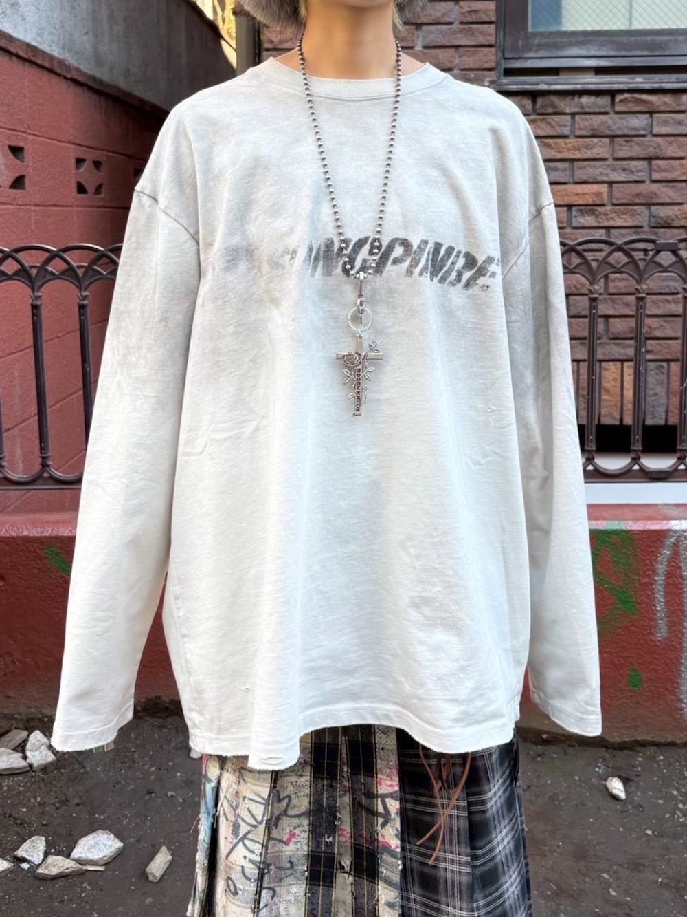 ホワイト系のTシャツ/カットソー、シルバー系のネックレスを着用したレディースの冬コーディネートの6枚目の写真