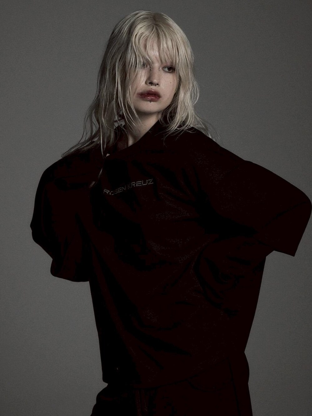 ブラック系のTシャツ/カットソーを着用したレディースの冬コーディネートの2枚目の写真