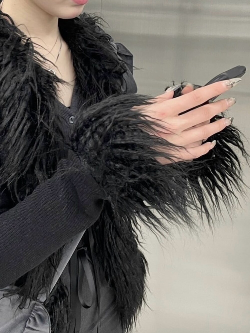 ブラック系のカーディガン/ボレロを着用したレディースの春コーディネートの4枚目の写真