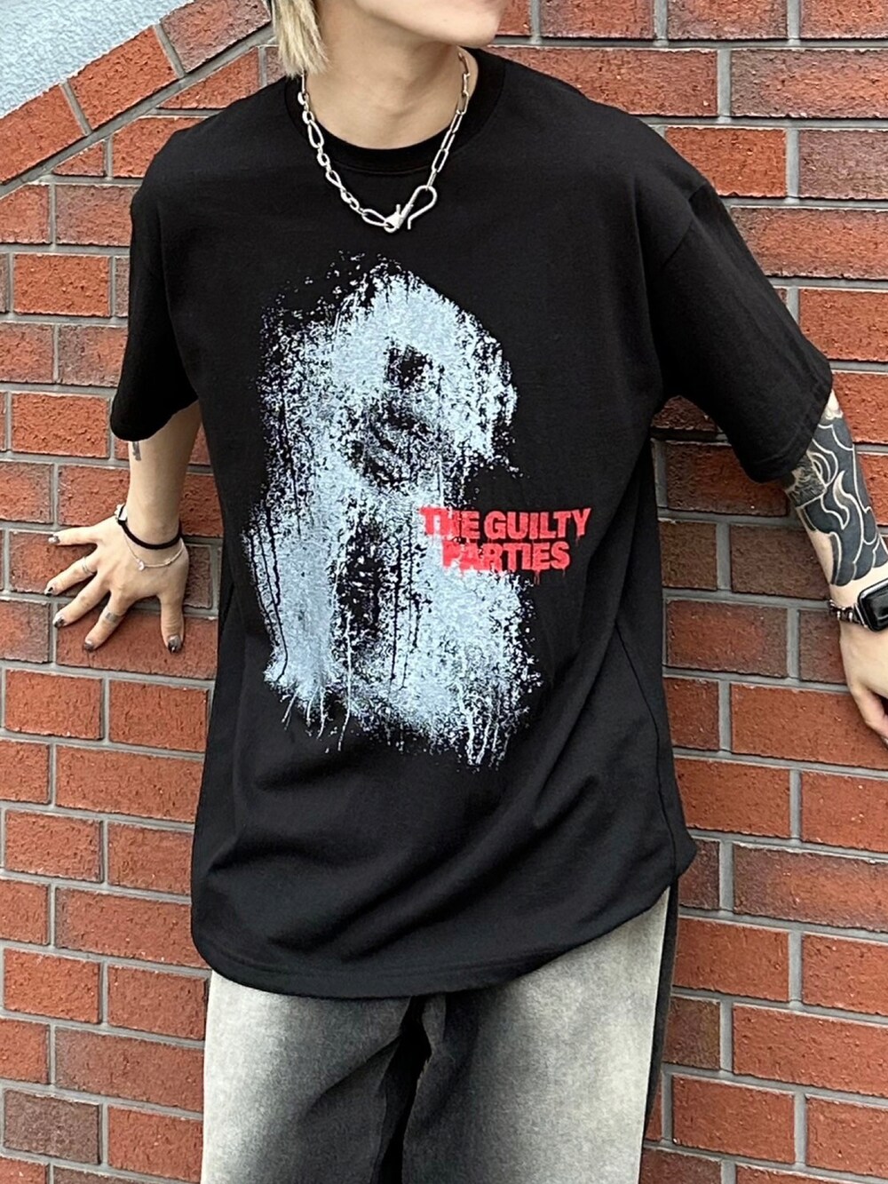 ブラック系のデニムパンツ、ブラック系のTシャツ/カットソーを着用したメンズの夏コーディネートの2枚目の写真