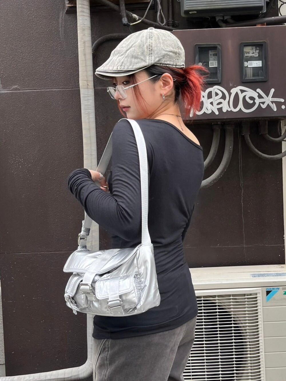 ブラック系のTシャツ/カットソー、シルバー系のショルダーバッグ、グレー系のハンチング/ベレー帽を着用したレディースの秋コーディネートの5枚目の写真