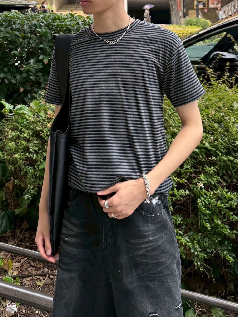 ブラック系のデニムパンツ、ブラック系のTシャツ/カットソーを着用したメンズの冬コーディネートの4枚目の写真