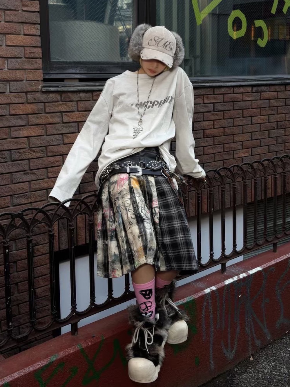 ホワイト系のTシャツ/カットソー、シルバー系のネックレスを着用したレディースの冬コーディネートの2枚目の写真