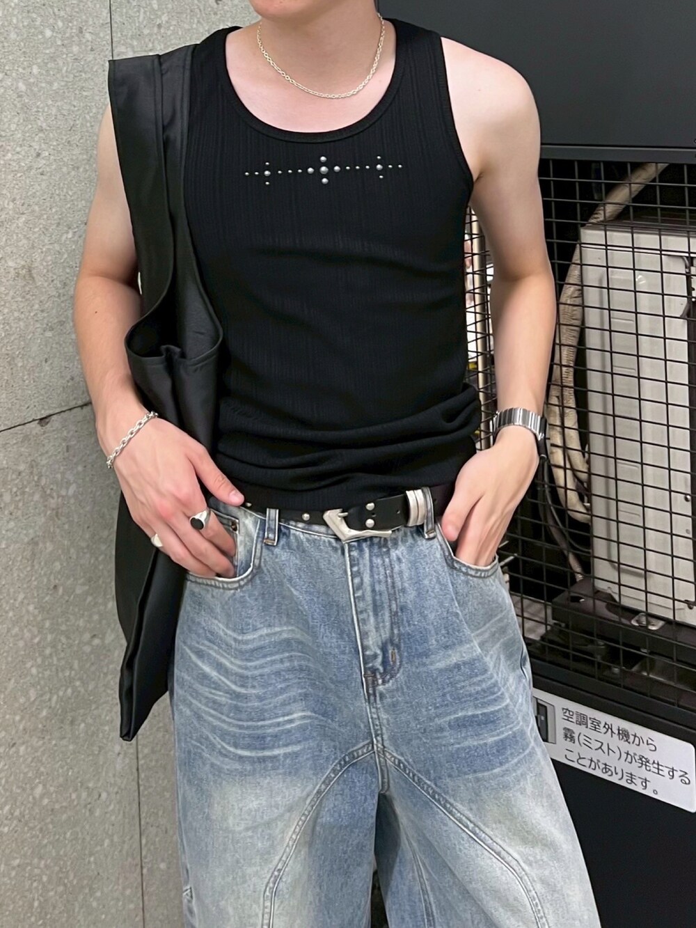 ブラック系のタンクトップを着用したメンズの秋コーディネートの3枚目の写真