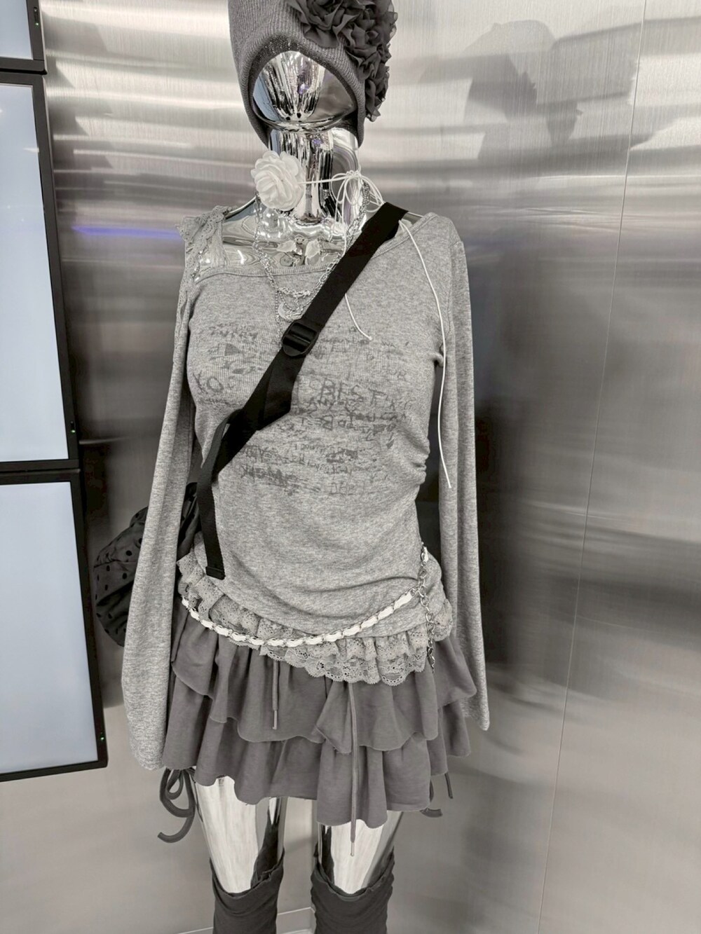 グレー系のバックパック/リュック、グレー系のスカートを着用したレディースの秋コーディネートの4枚目の写真