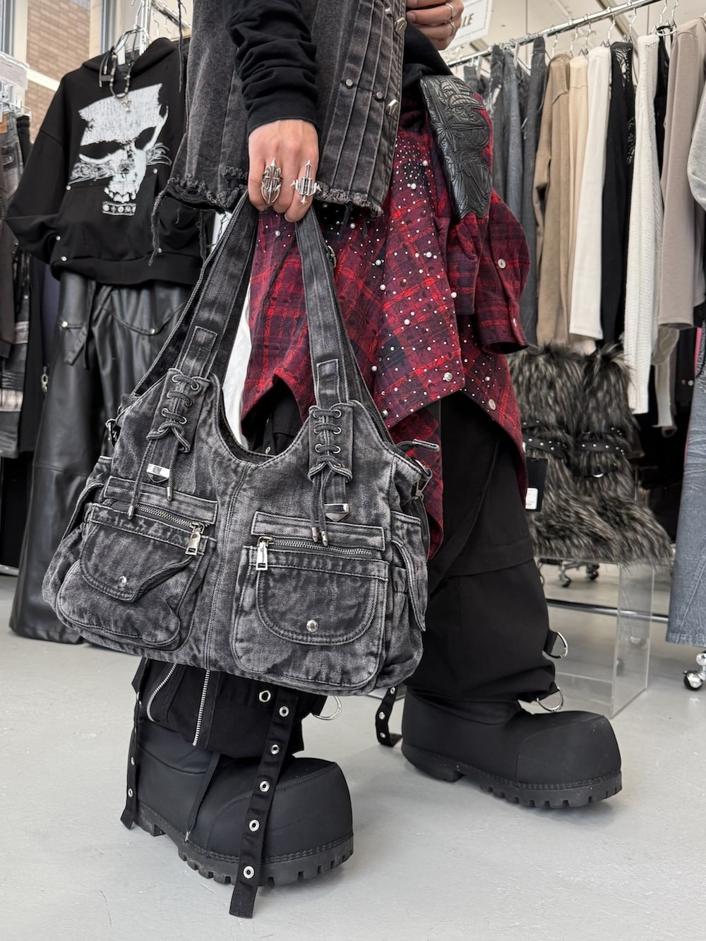 ブラック系のその他パンツ、ブラック系のTシャツ/カットソー、ブラック系のショルダーバッグを着用したメンズの春コーディネートの4枚目の写真