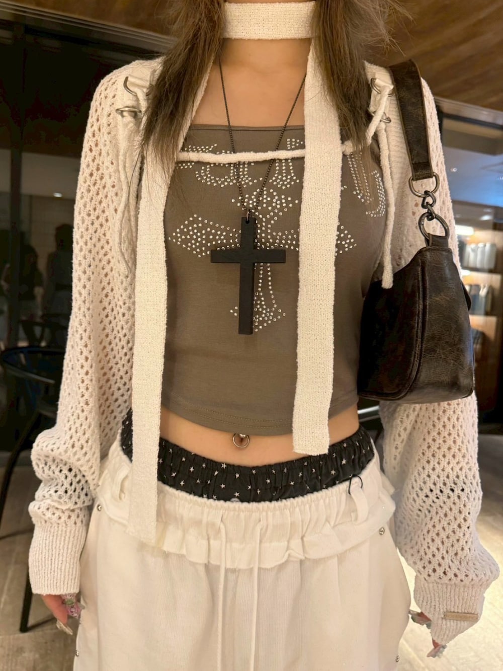 ブラウン系のショルダーバッグ、グリーン系のハンチング/ベレー帽を着用したレディースの夏コーディネートの3枚目の写真