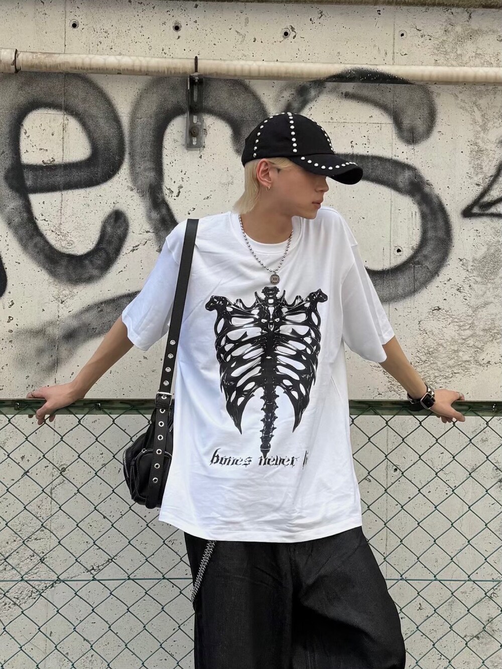 ホワイト系のTシャツ/カットソー、ブラック系のキャップを着用したメンズの冬コーディネートの4枚目の写真