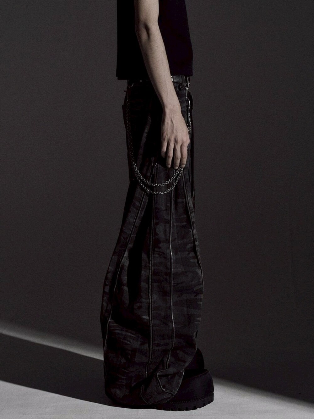 グレー系のデニムパンツを着用したメンズの冬コーディネートの4枚目の写真