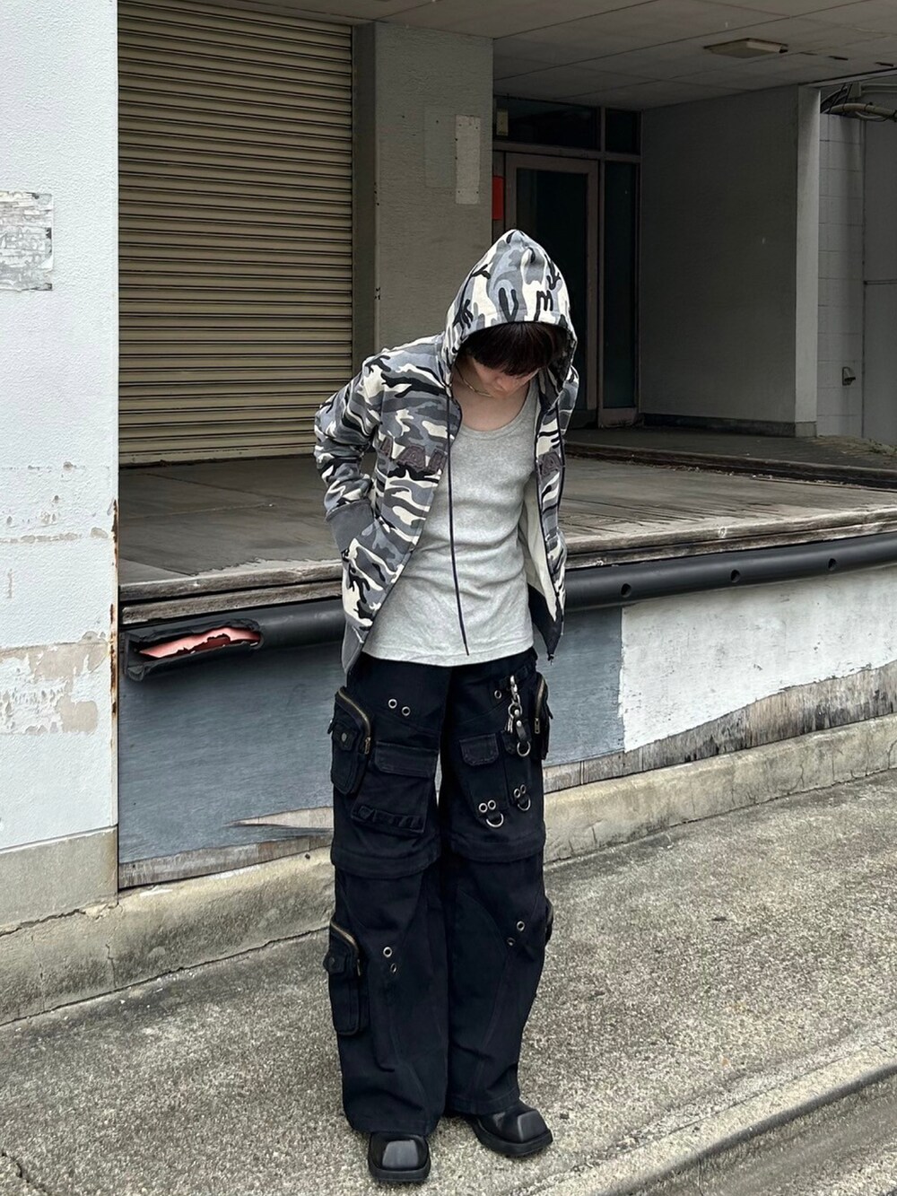 ブラック系のカーゴパンツ、グレー系のパーカーを着用したメンズの秋コーディネートの3枚目の写真