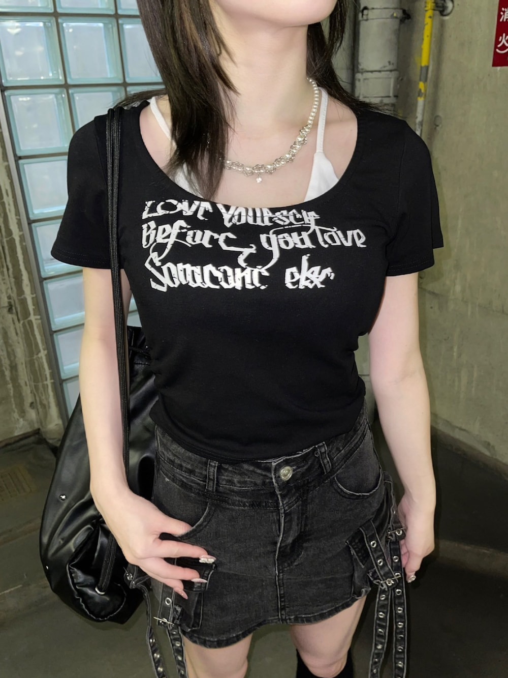 「プチプラ、レイヤードスタイル、夏コーデ、低身長、低身長コーデ、低身長女子、スニーカー、スニーカーコーデ、デニムスカート、ミニスカート、ラフコーデ、夏、リュック、Tシャツ、プリントT」｜「XUのストリートファッション XU エックスユー lettering layered cropped tee レイヤードトップス 半袖Tシャツ 半袖トップス クロップTシャツ ロゴTシャツ オフショルダートップス 韓国ファッション 韓国ストリート ストリートブランド（Tシャツ/カットソー、ブラック系）」を使った、Never mind the XU / Chikashitsu+さん（レディース・154cm）の夏コーディネートの2枚目の写真