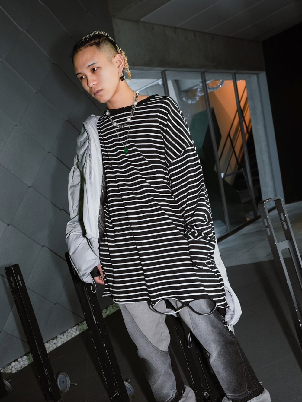 ホワイト系のTシャツ/カットソー、ブラック系のデニムパンツを着用したメンズの冬コーディネートの5枚目の写真