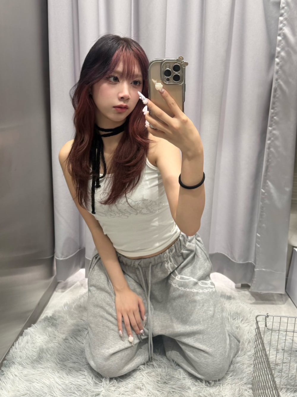 ホワイト系のタンクトップを着用したレディースの夏コーディネートの2枚目の写真