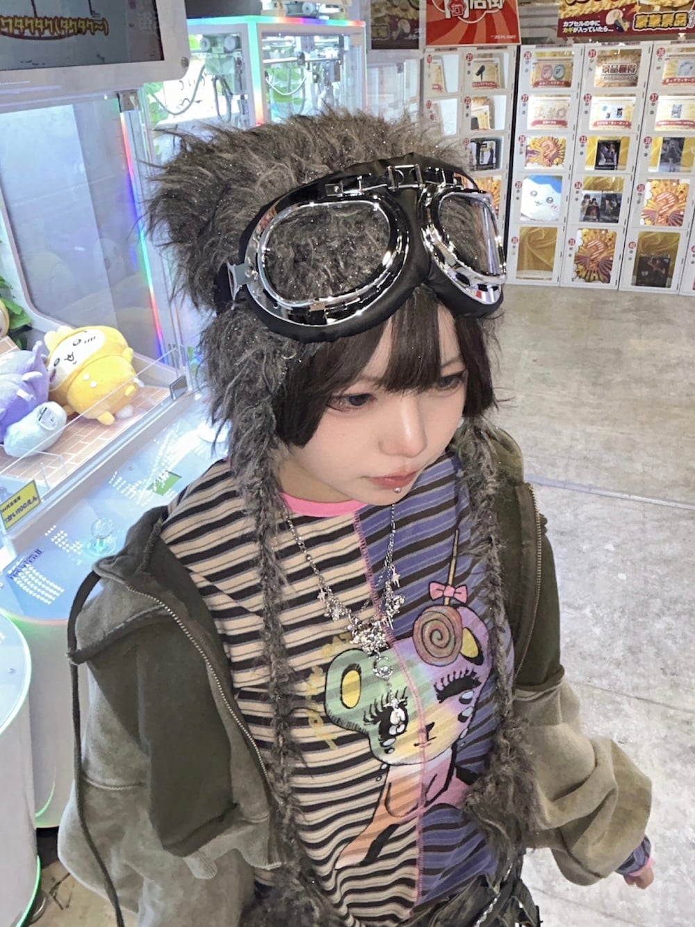 ブラック系のデニムスカート、グリーン系のパーカー、ブラウン系のニットキャップ/ビーニーを着用したレディースの秋コーディネートの3枚目の写真