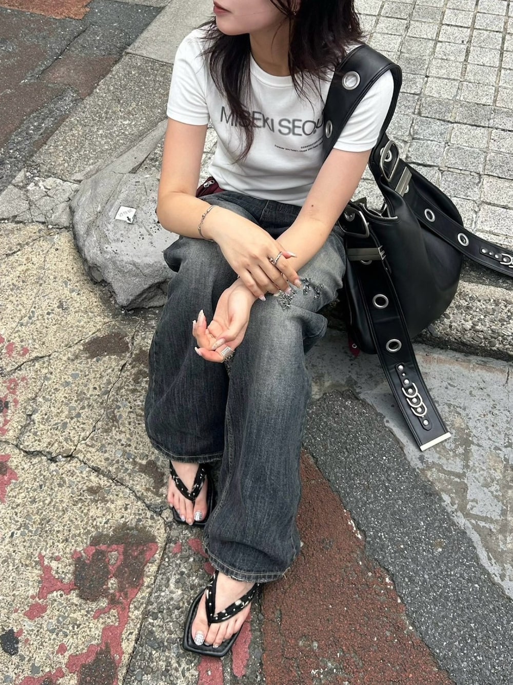 ブルー系のデニムパンツを着用したレディースの秋コーディネートの3枚目の写真