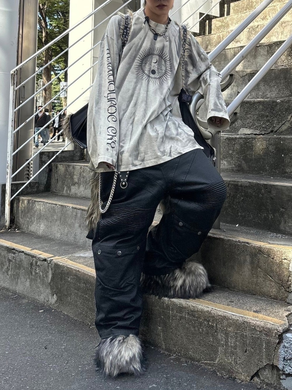 グレー系のTシャツ/カットソー、ブラック系のカーゴパンツ、ブラック系のキャップを着用したメンズの秋コーディネートの3枚目の写真