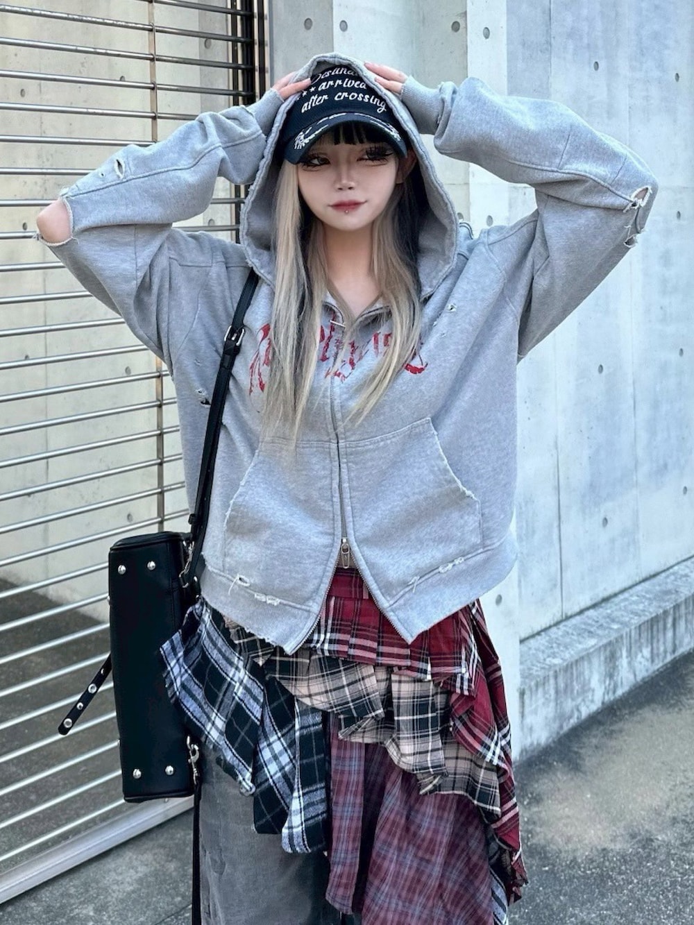 その他のスカート、ブルー系のキャップを着用したレディースの夏コーディネートの2枚目の写真