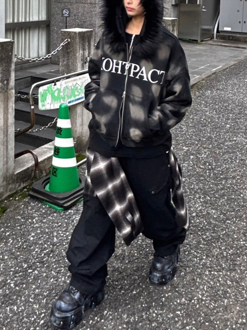 ブラック系のパーカーを着用したレディースの冬コーディネートの2枚目の写真