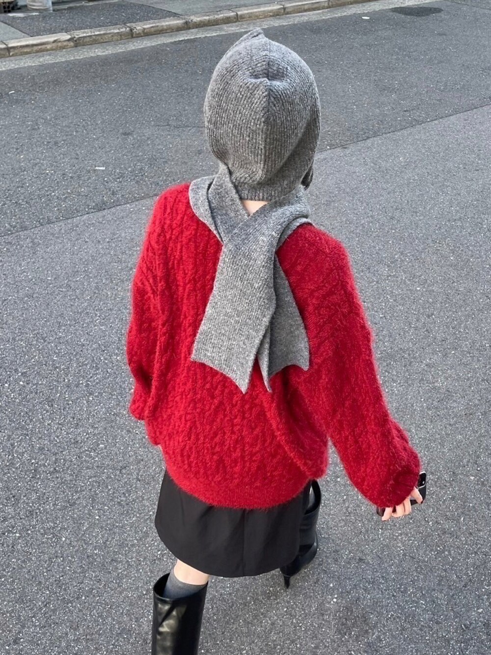 レッド系のニット/セーターを着用したレディースの冬コーディネートの3枚目の写真