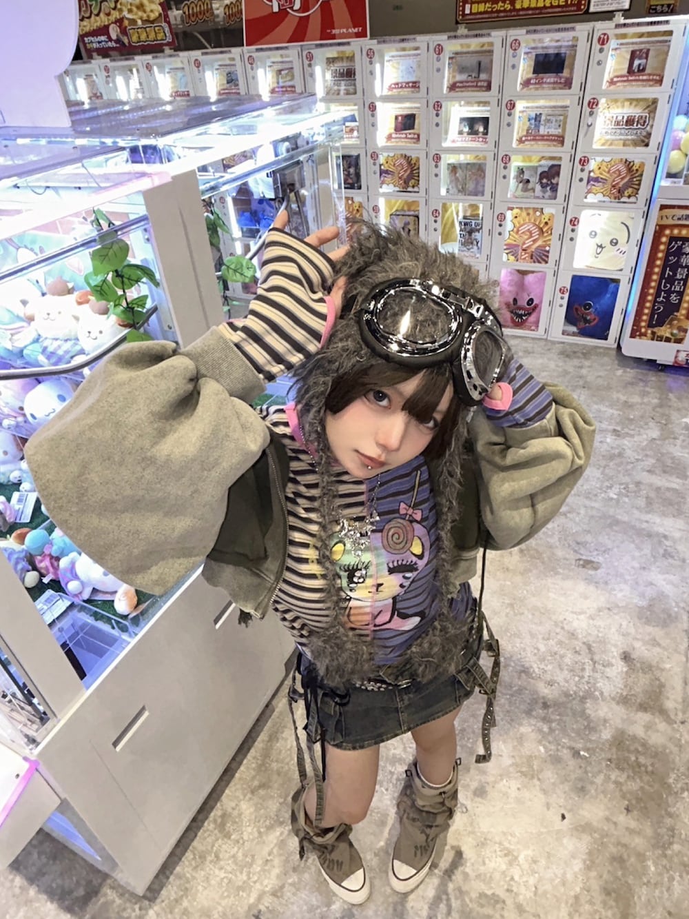 ブラック系のデニムスカート、グリーン系のパーカー、ブラウン系のニットキャップ/ビーニーを着用したレディースの秋コーディネートの4枚目の写真