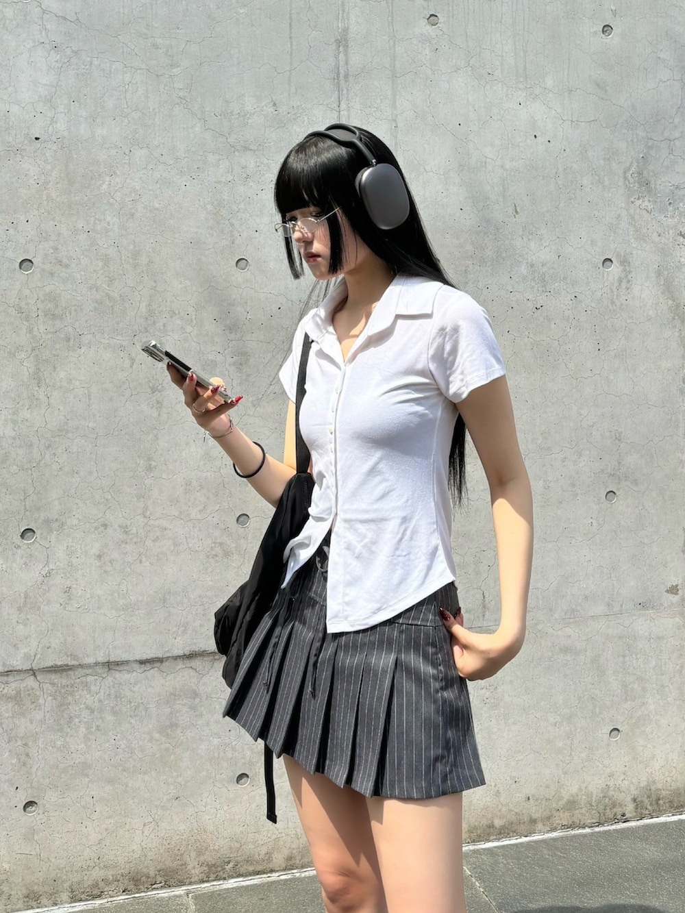 「ポロシャツ、シアー、ハイソックス、スクールガール、ショルダーバッグ、プリーツスカート、スカート、半袖、ミニバッグ、きれいめカジュアル、シンプルコーデ、大人コーデ、大人カジュアル、学生コーデ、プチプラ」｜「Chikashitsu +のストリートファッション Chikashitsu + チカシツプラス slim collar short sleeve シアートップス シアーシャツ 半袖シャツ スリムシャツ 半袖トップス シースルートップス 韓国ファッション 韓国ストリート（シャツ/ブラウス、ホワイト系）」を使った、Never mind the XU / Chikashitsu+さん（レディース・170cm）の夏コーディネートの3枚目の写真