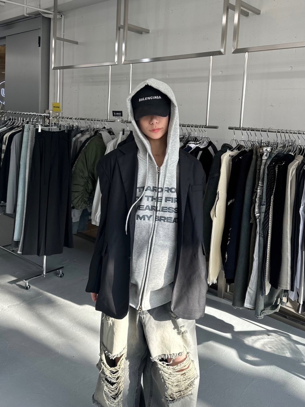 グレー系のデニムパンツ、グレー系のパーカーを着用したメンズの秋コーディネートの3枚目の写真
