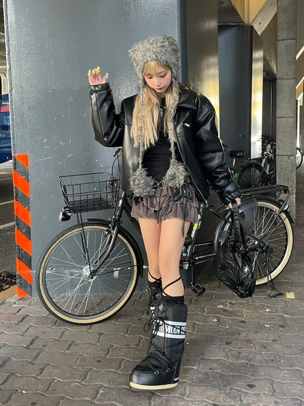 ブラック系のブルゾン、ブラック系のカーディガン/ボレロ、ブラック系のハンドバッグを着用したレディースの冬コーディネートの2枚目の写真