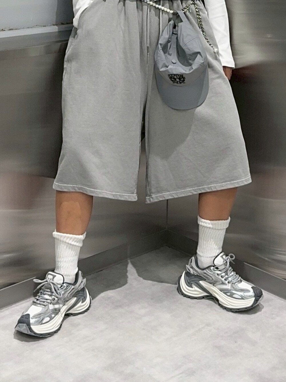 ブラック系のシャツ/ブラウスを着用したレディースの秋コーディネートの5枚目の写真