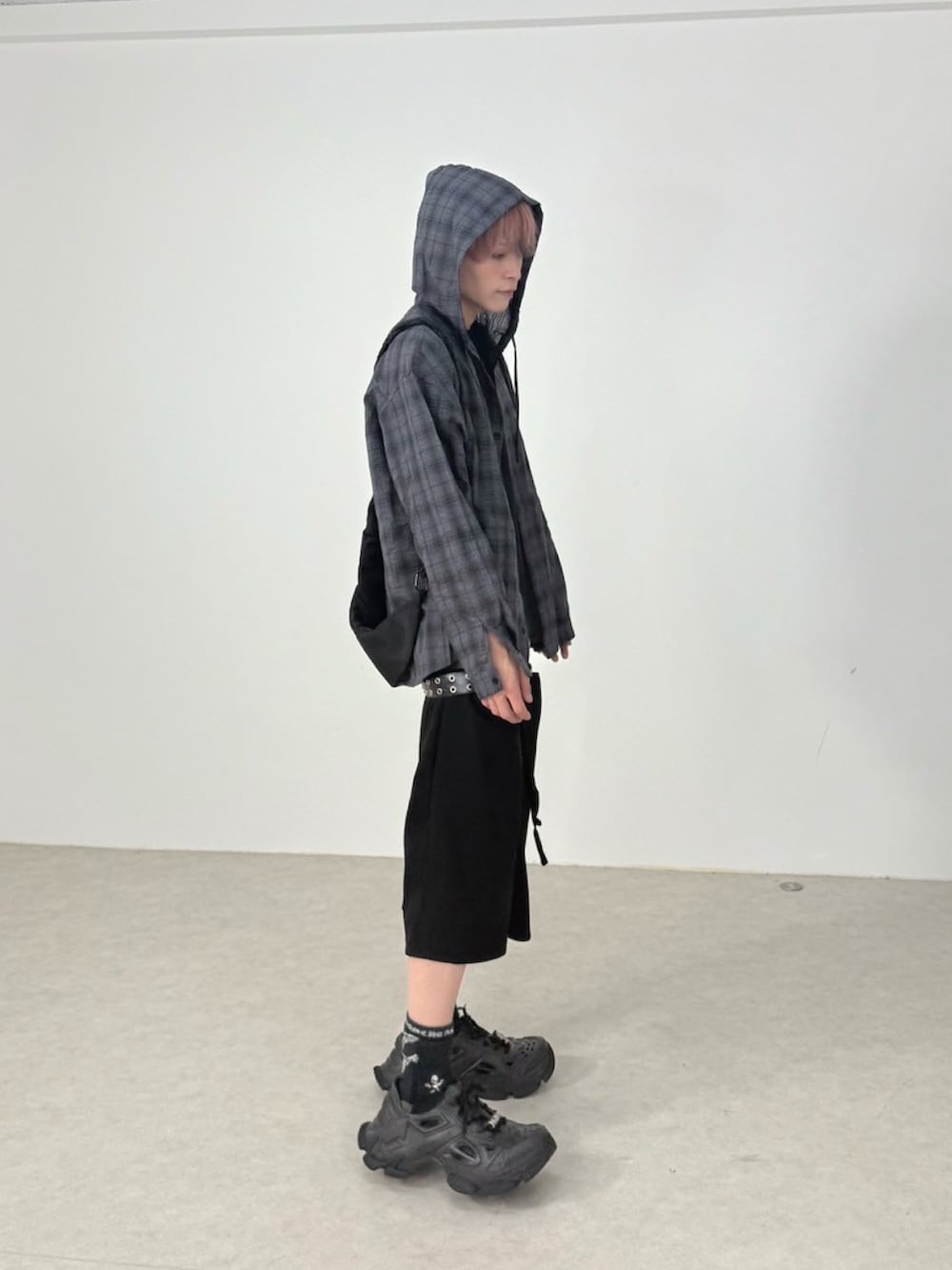 ブラック系のサンダル、ブラック系のTシャツ/カットソー、ブラック系のスウェットパンツを着用したメンズの夏コーディネートの3枚目の写真