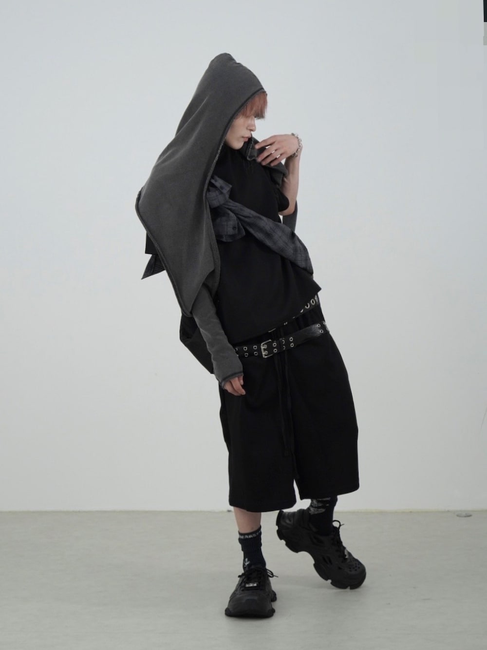 ブラック系のサンダル、ブラック系のTシャツ/カットソー、ブラック系のスウェットパンツを着用したメンズの夏コーディネートの2枚目の写真