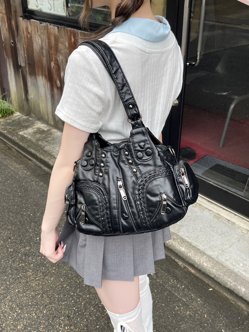 ブラック系のハンドバッグ、ホワイト系のシャツ/ブラウス、ホワイト系のレッグウォーマーを着用したレディースの夏コーディネートの4枚目の写真