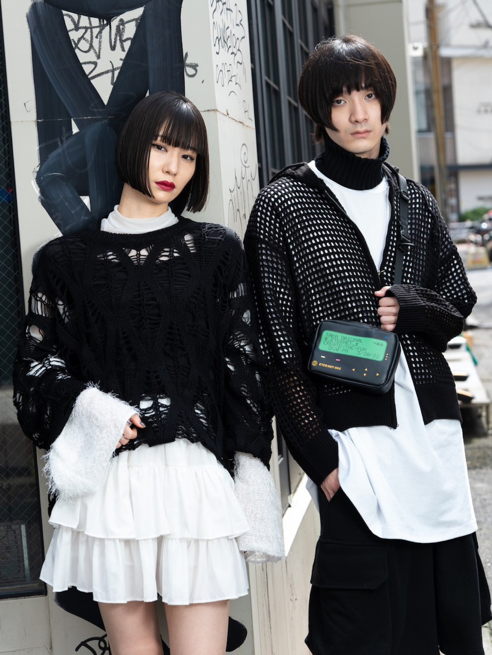 ブラック系のパーカー、ブラック系のショルダーバッグ、ブラック系のヘアバンドを着用したメンズの夏コーディネートの2枚目の写真