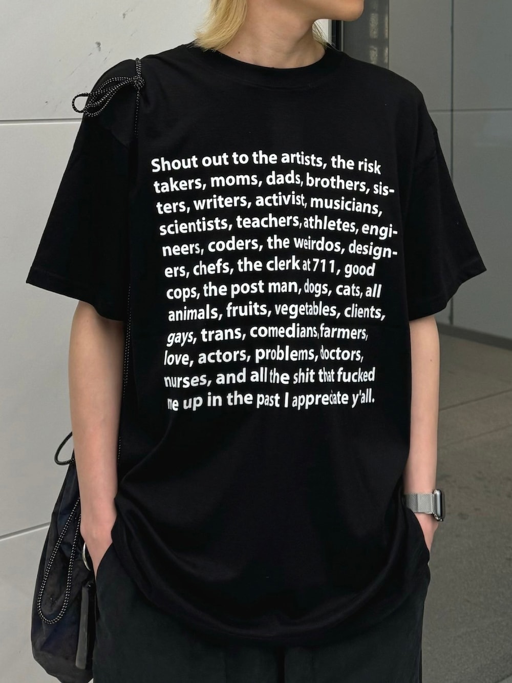 ブラック系のTシャツ/カットソーを着用したメンズの春コーディネートの4枚目の写真