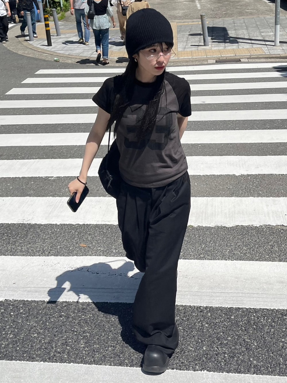 「韓国ファッション、モノトーン、雨の日コーデ、スリッポン、ローファー、メガネ女子、ダテメガネ、きれいめカジュアル、キレイめ、カジュアル、夏コーデ、夏、Tシャツ、ロゴT、プチプラ」｜「Chikashitsu +のストリートファッション Chikashitsu + チカシツプラス round frame eyewear オーバルサングラス シルバーメガネ クリアサングラス メタルフレーム 眼鏡 アイウェア 韓国ファッション（メガネ、シルバー系）」を使った、Never mind the XU / Chikashitsu+さん（レディース・160cm）の春コーディネートの2枚目の写真