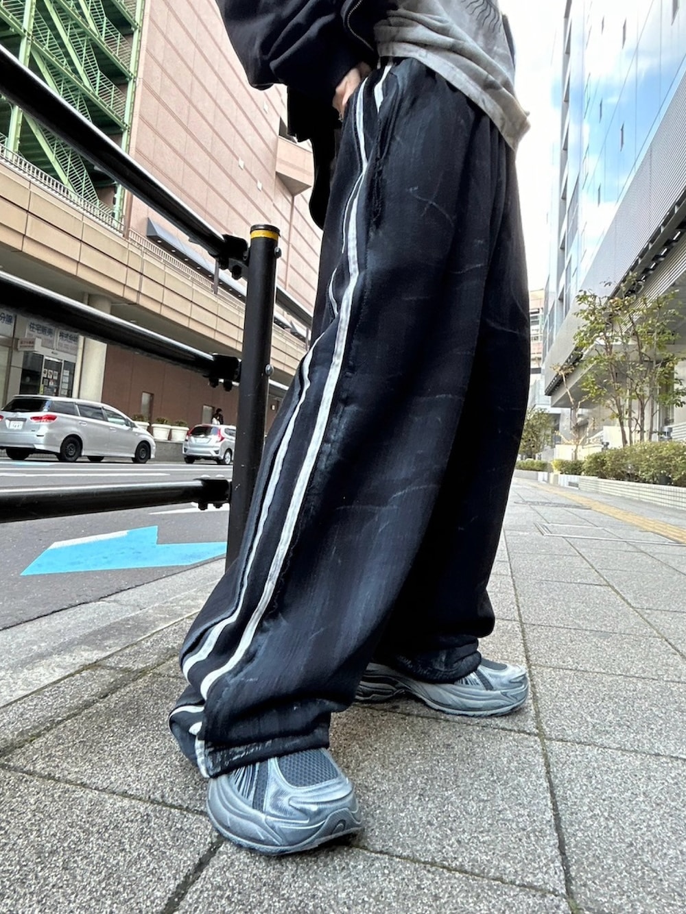 ブラック系のパーカー、グレー系のTシャツ/カットソー、グレー系のスニーカーを着用したレディースの秋コーディネートの4枚目の写真